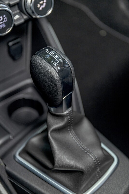 Detalle del pomo de la palanca de cambios manual en el interior del Dacia Duster. Detalle del pomo de la palanca de cambios manual en el interior del Dacia Duster.