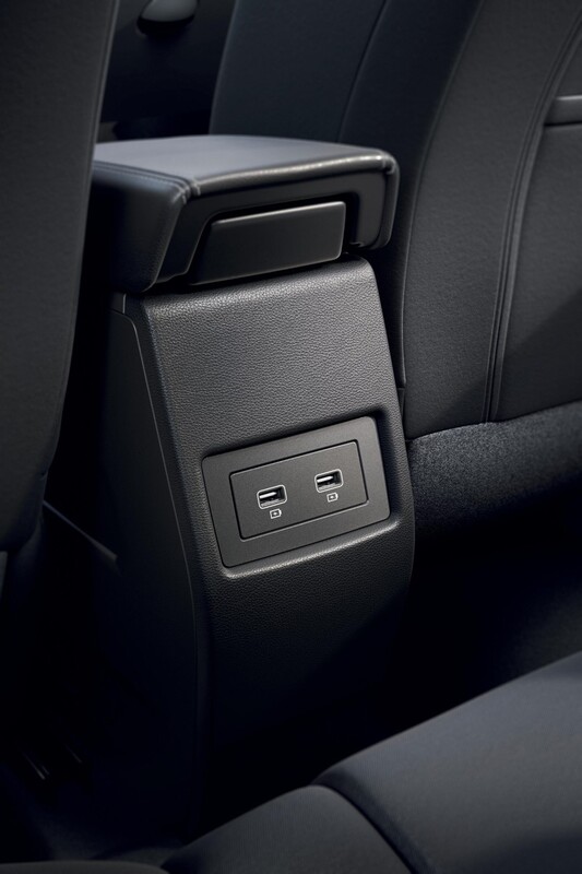 Detalle de los puertos de carga USB para pasajeros traseros en el Dacia Duster. Detalle de los puertos de carga USB para pasajeros traseros en el Dacia Duster.