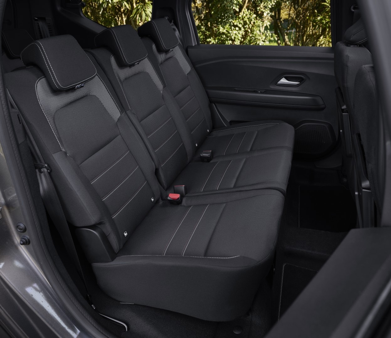 Asientos traseros del Dacia Jogger híbrido, mostrando su configuración y espacio.
