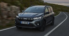 Vista dinámica del Dacia Jogger híbrido en carretera. Vista dinámica del Dacia Jogger híbrido en carretera.