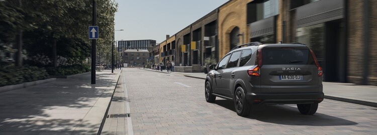 Toma trasera-lateral en un entorno urbano, mostrando proporciones familiares Toma trasera-lateral en un entorno urbano, mostrando proporciones familiares