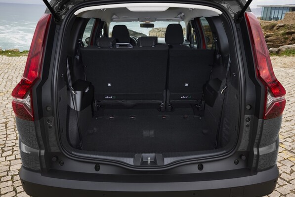 Espacio de carga con todos los asientos en posición vertical. Espacio de carga con todos los asientos en posición vertical.