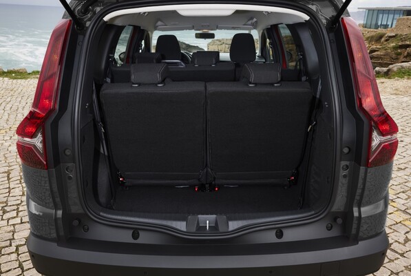 Capacidad del maletero con los asientos traseros plegados. Capacidad del maletero con los asientos traseros plegados.