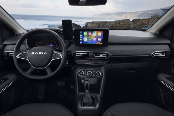 Vista del tablero de control con pantalla de infotenimiento del Dacia Jogger híbrido. Vista del tablero de control con pantalla de infotenimiento del Dacia Jogger híbrido.