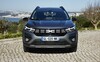 Vista frontal del Dacia Jogger destacando su robustez y moderno diseño Vista frontal del Dacia Jogger destacando su robustez y moderno diseño