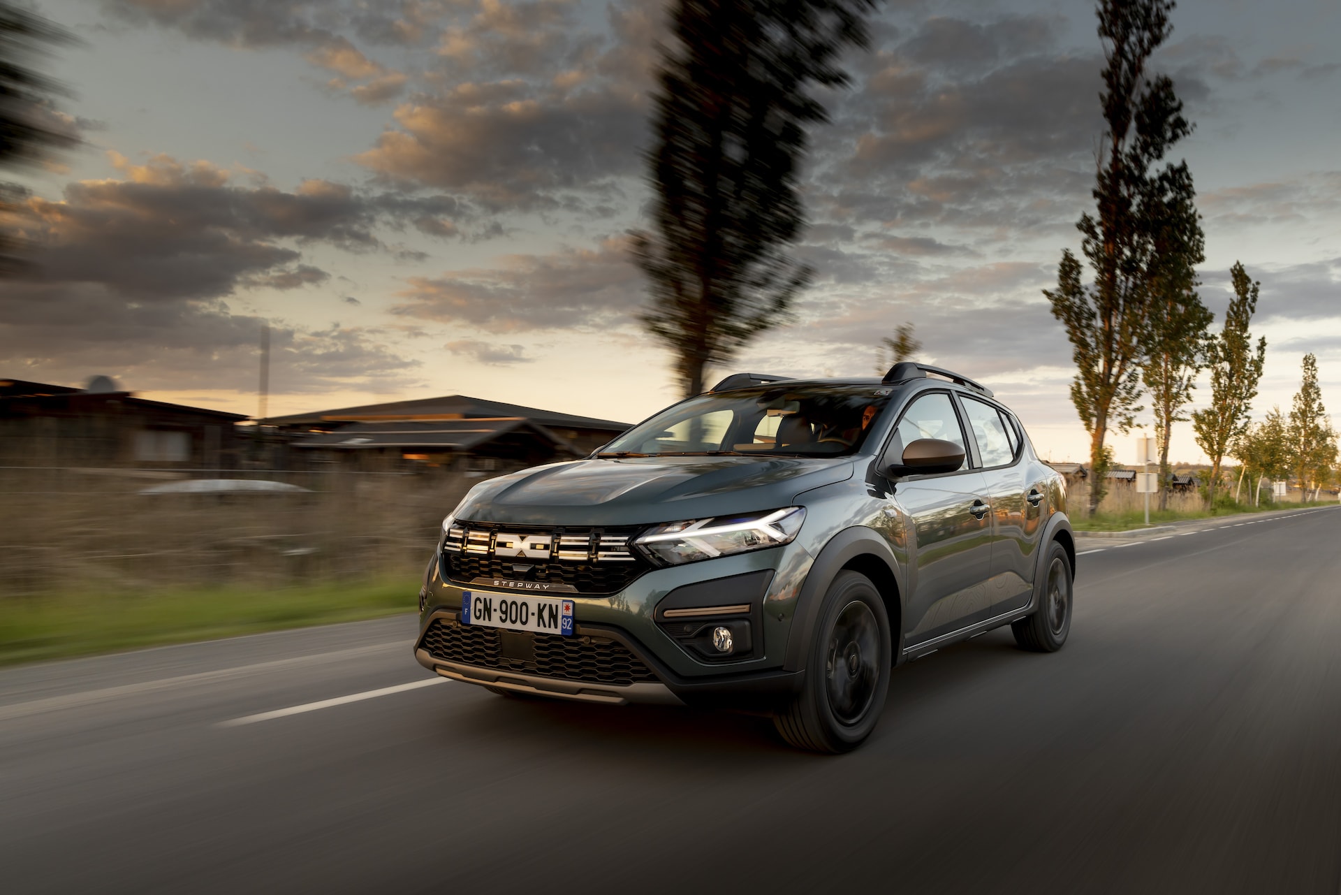 Vista dinámica del Sandero Stepway mostrando su diseño frontal y lateral.
