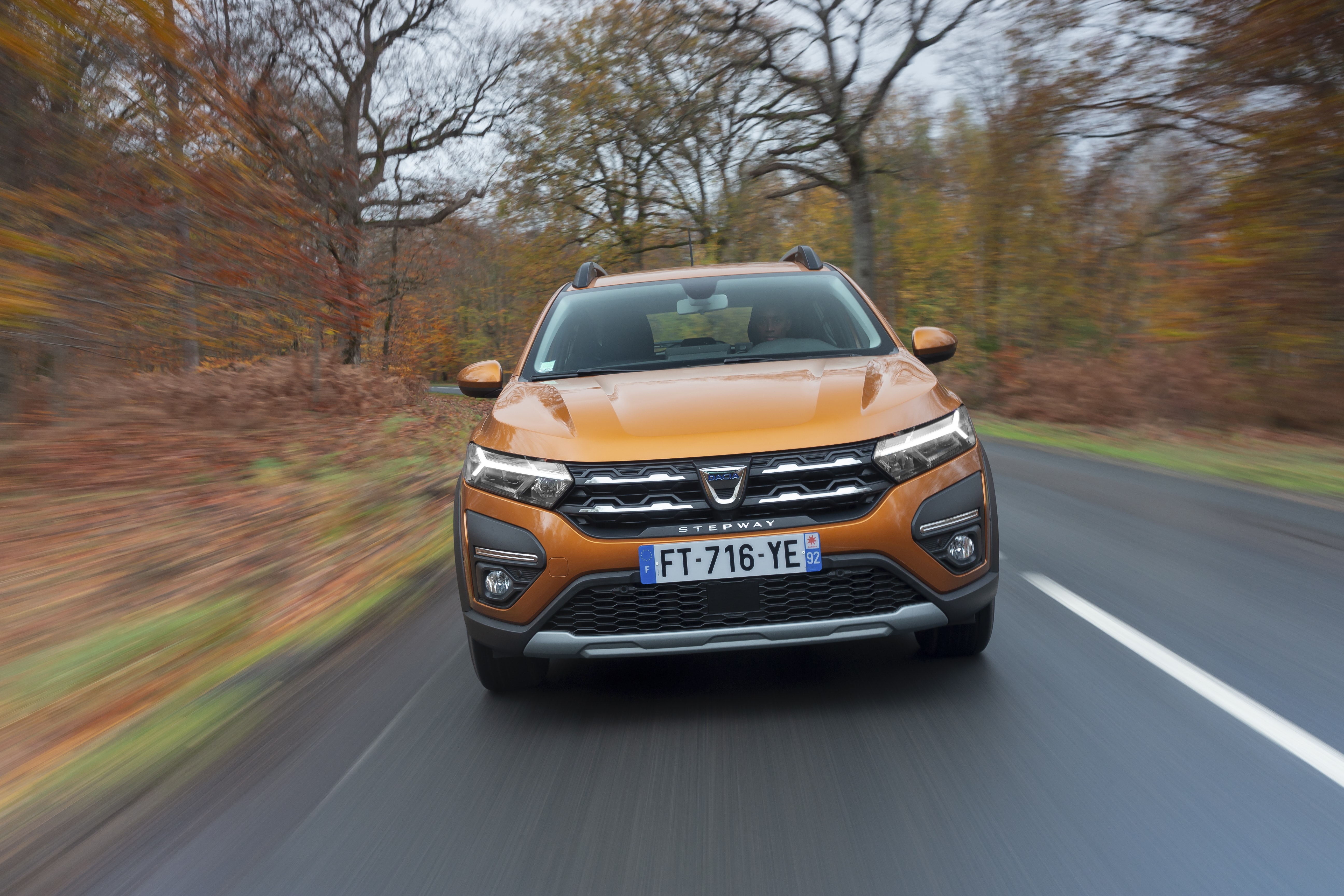 Vista dinámica del Sandero Stepway, destacando su diseño frontal.