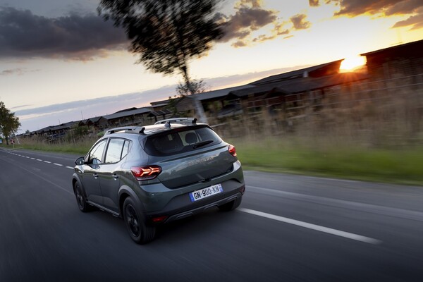 El Dacia Sandero Stepway capturado en movimiento, destacando su diseño trasero y lateral. El Dacia Sandero Stepway capturado en movimiento, destacando su diseño trasero y lateral.