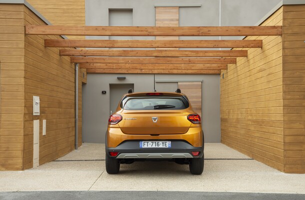 Imagen estática de la trasera, enfatizando el diseño de las luces y los elementos distintivos Stepway. Imagen estática de la trasera, enfatizando el diseño de las luces y los elementos distintivos Stepway.