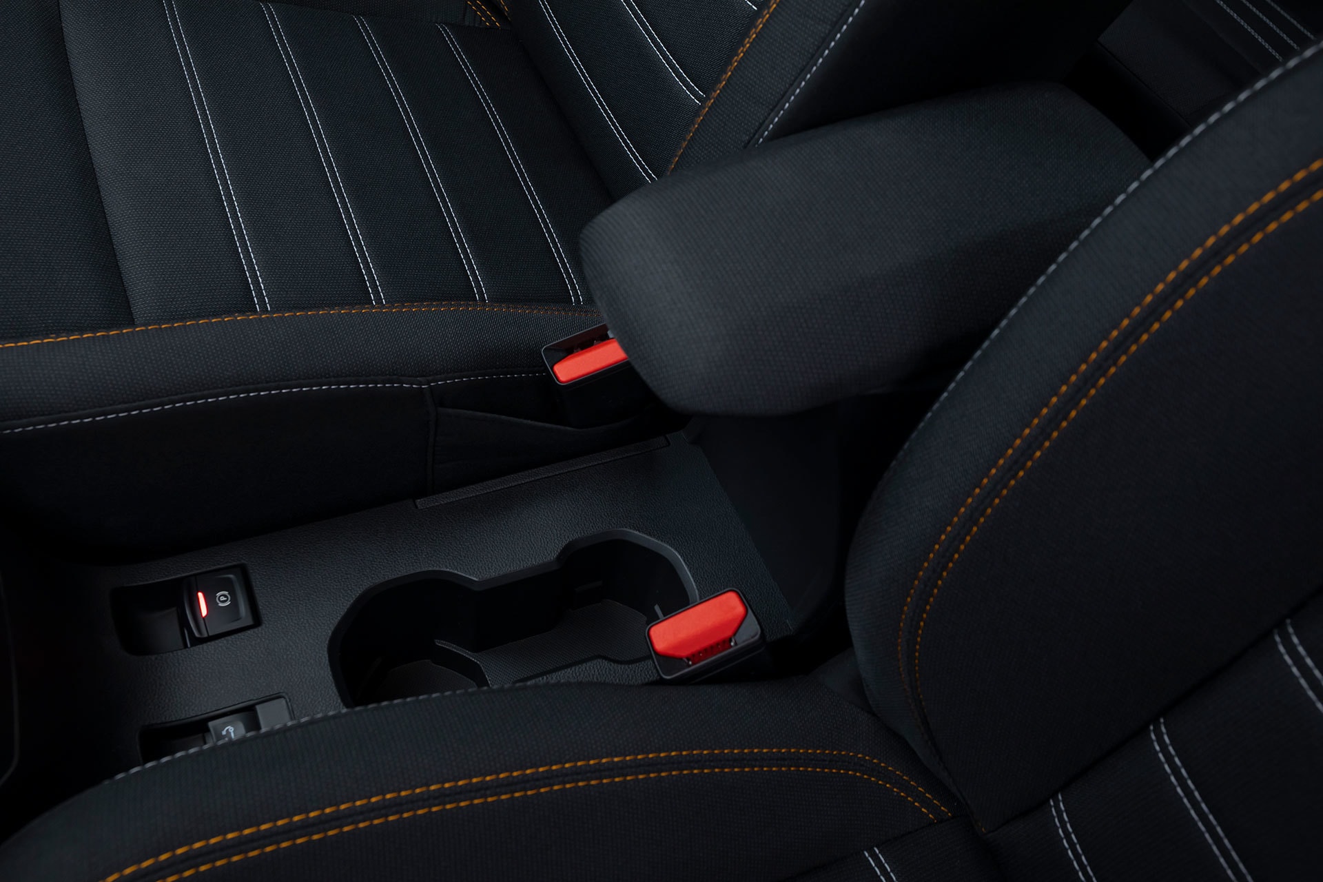 Asientos con costuras naranjas que resaltan su carácter deportivo.