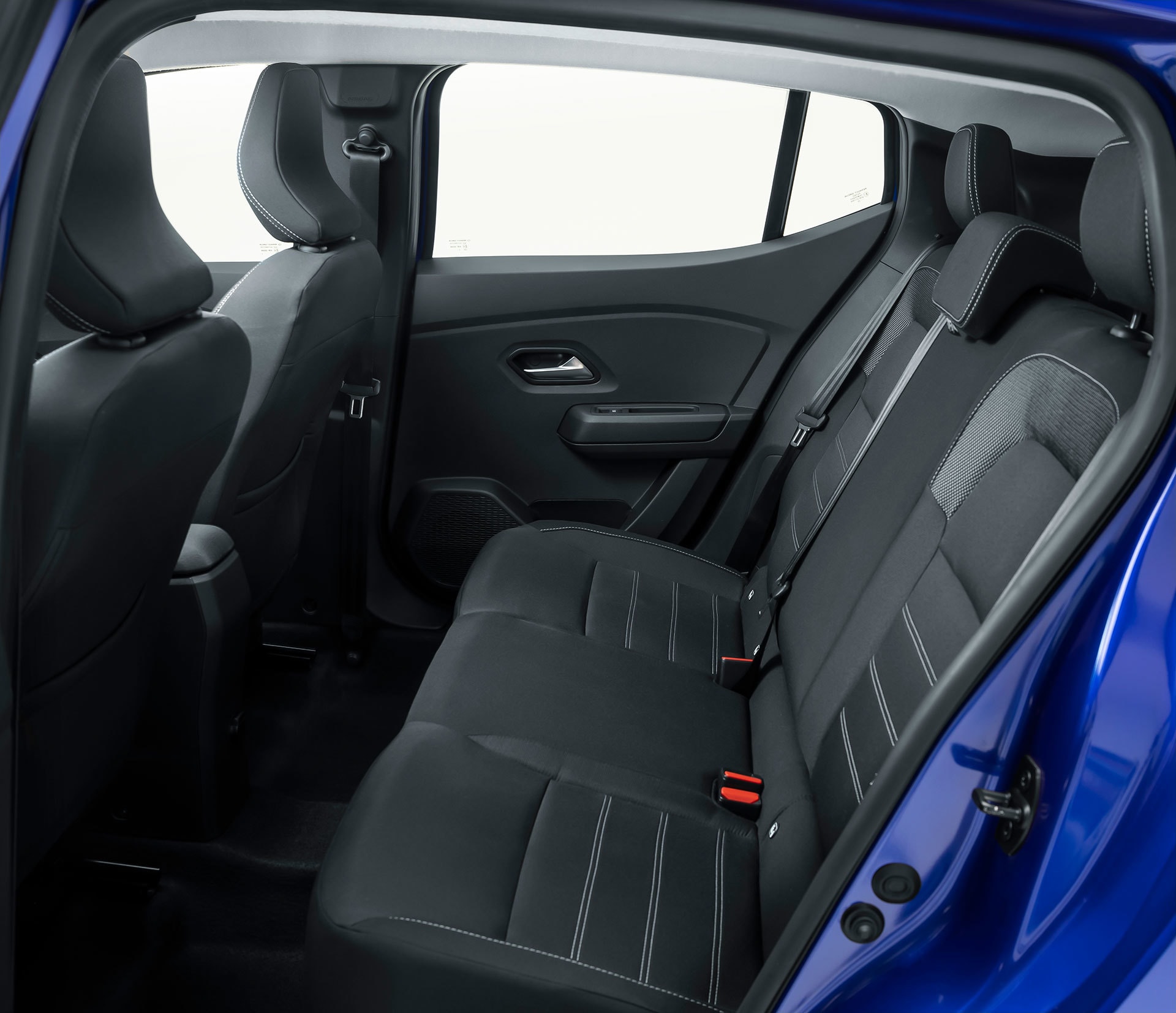 Espacioso interior trasero del Dacia Sandero con asientos cómodos.