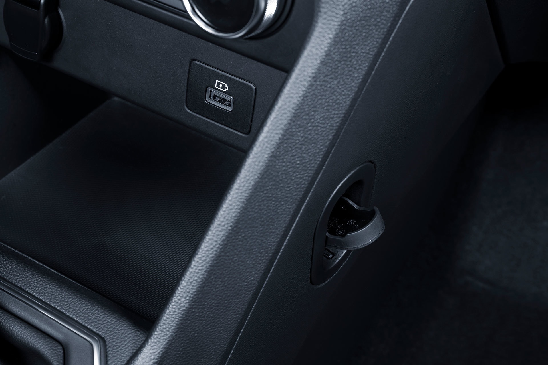 Vista del botón ECO y detalles de la puerta del Dacia Sandero.