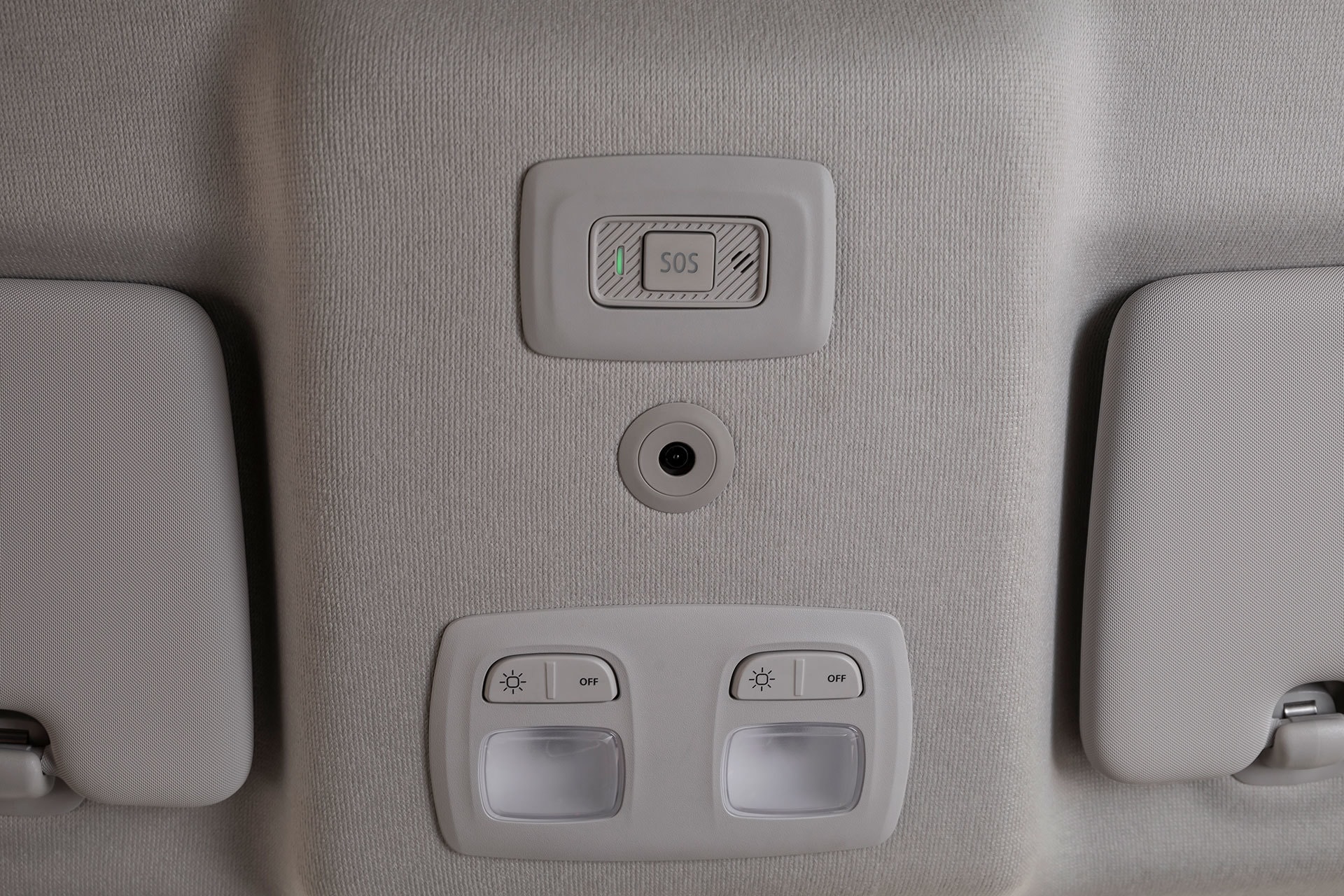 Imagen centrada en controles de iluminación y botón SOS en el techo.