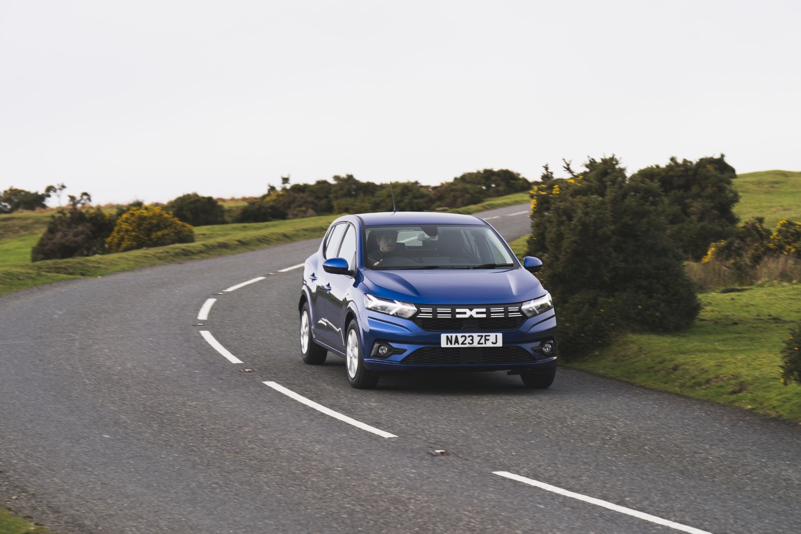 Imagen en movimiento del Sandero acercándose desde una perspectiva frontal.