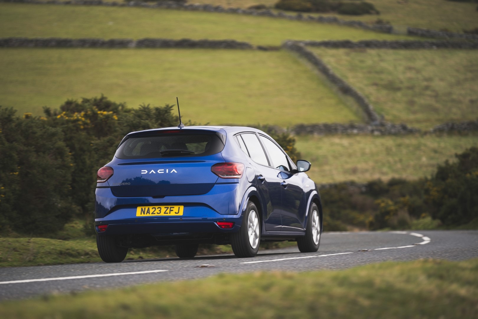 Captura del Dacia Sandero mientras circula por una carretera abierta.