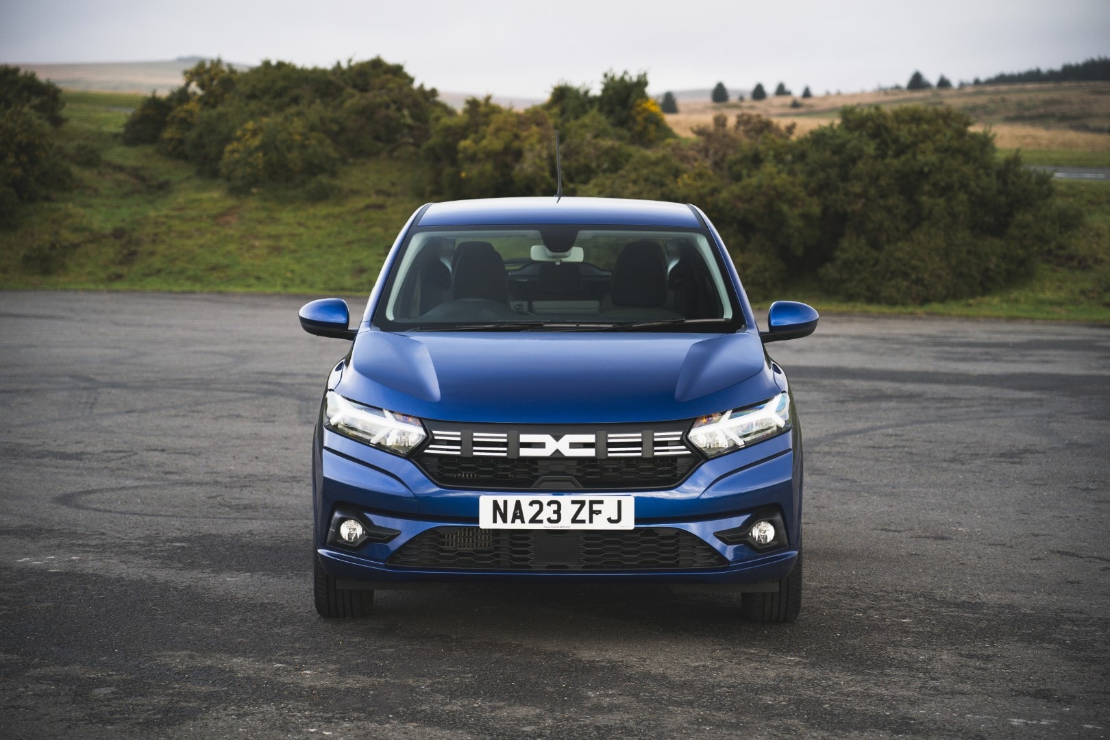 Vista frontal del Dacia Sandero revelando su diseño de parrilla y faros.