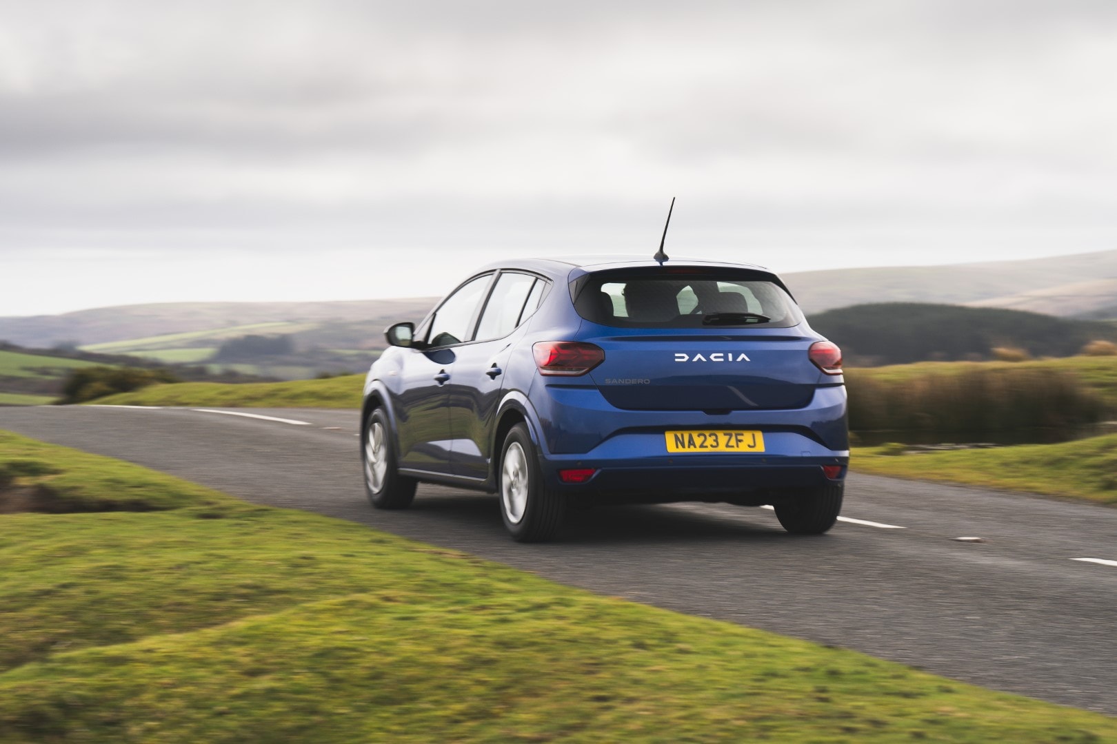 Vista dinámica del Dacia Sandero en carretera mostrando su fluidez de líneas.