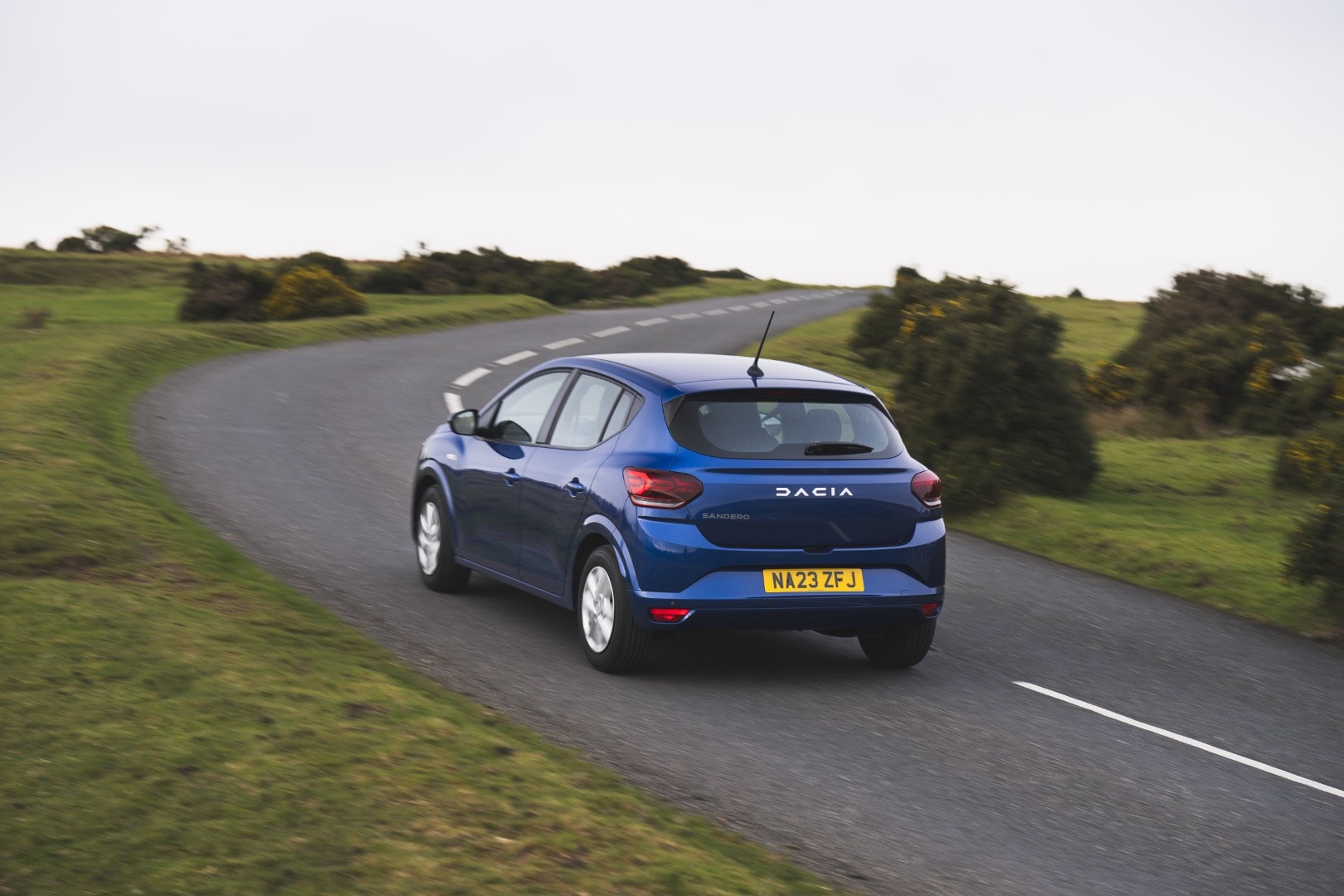 Imagen dinámica del carro recalcando líneas traseras y laterales