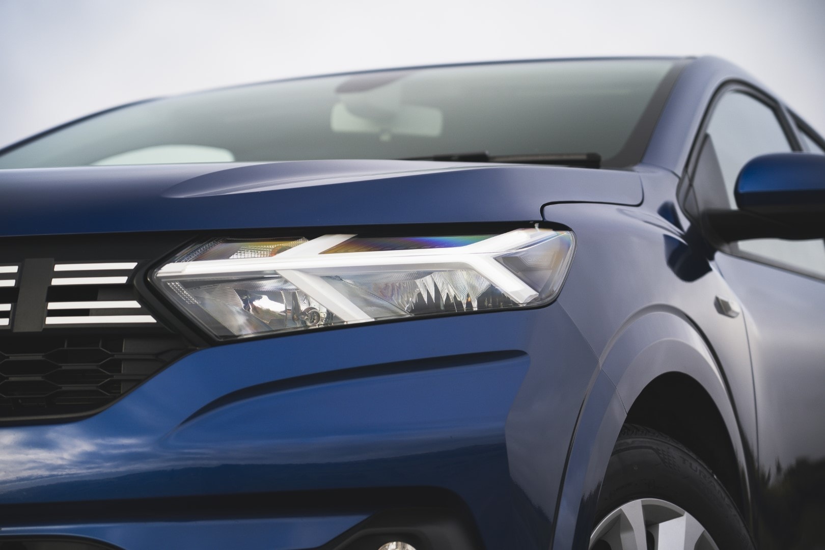 Primer plano del faro delantero, con atención a su diseño