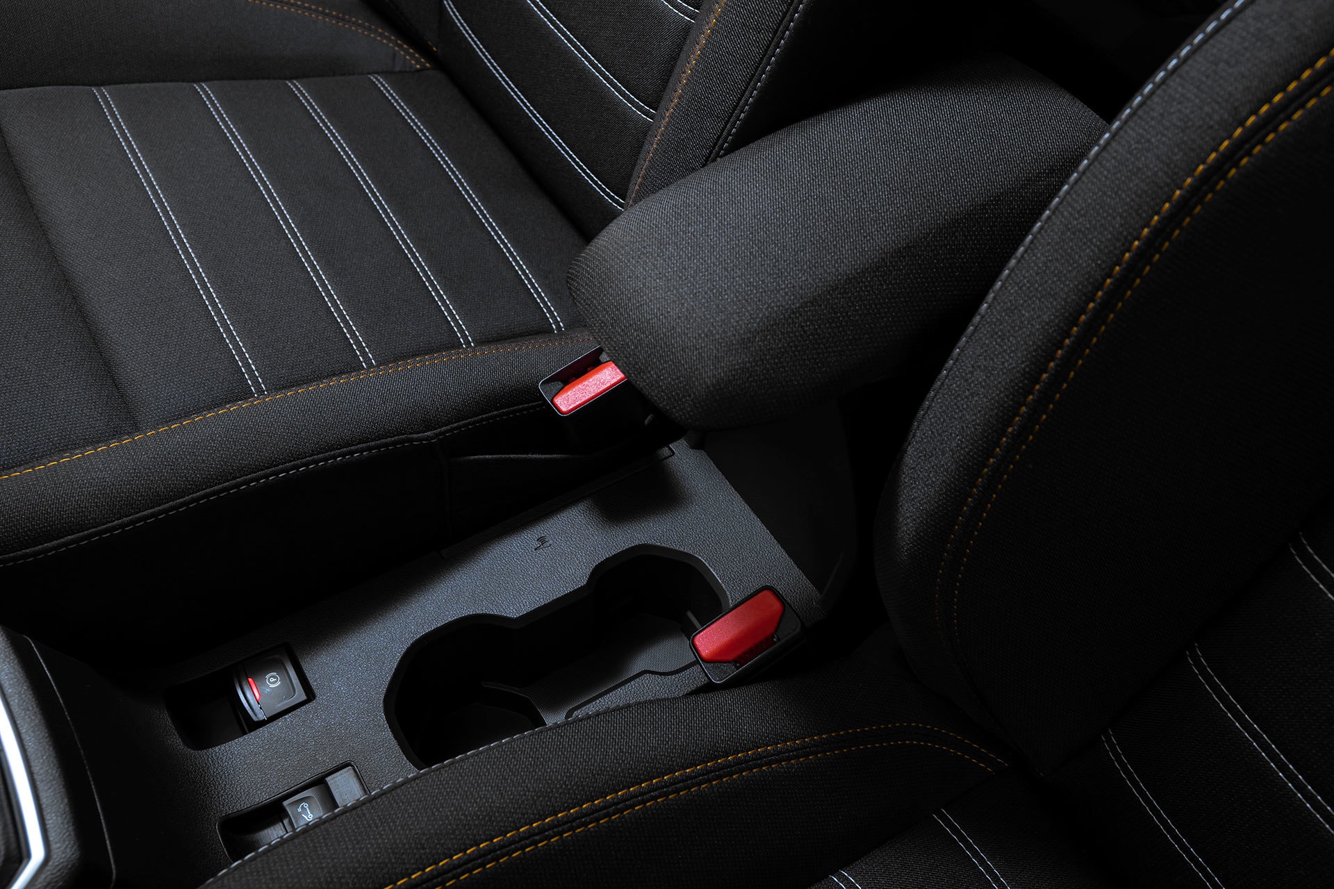 Detalle de la costura y diseño de los asientos del Sandero, calidad en los acabados.