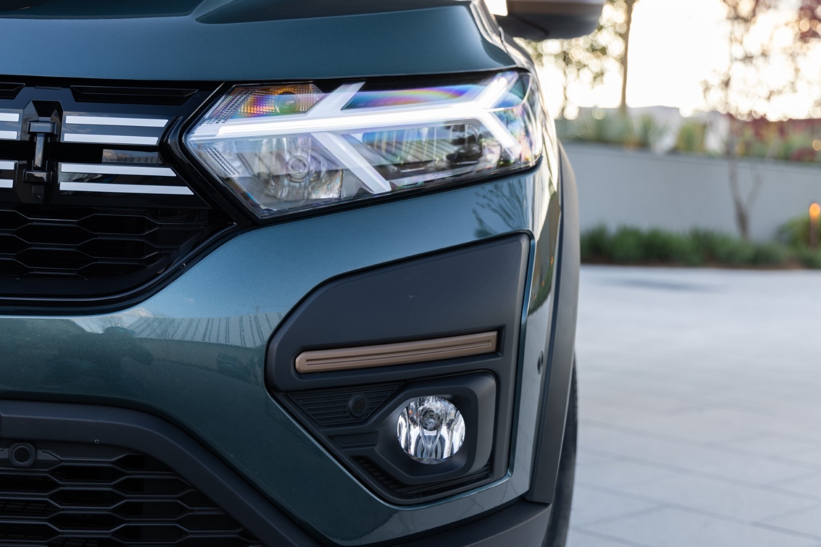 Vista en detalle del sistema de iluminación delantero del Dacia Sandero.