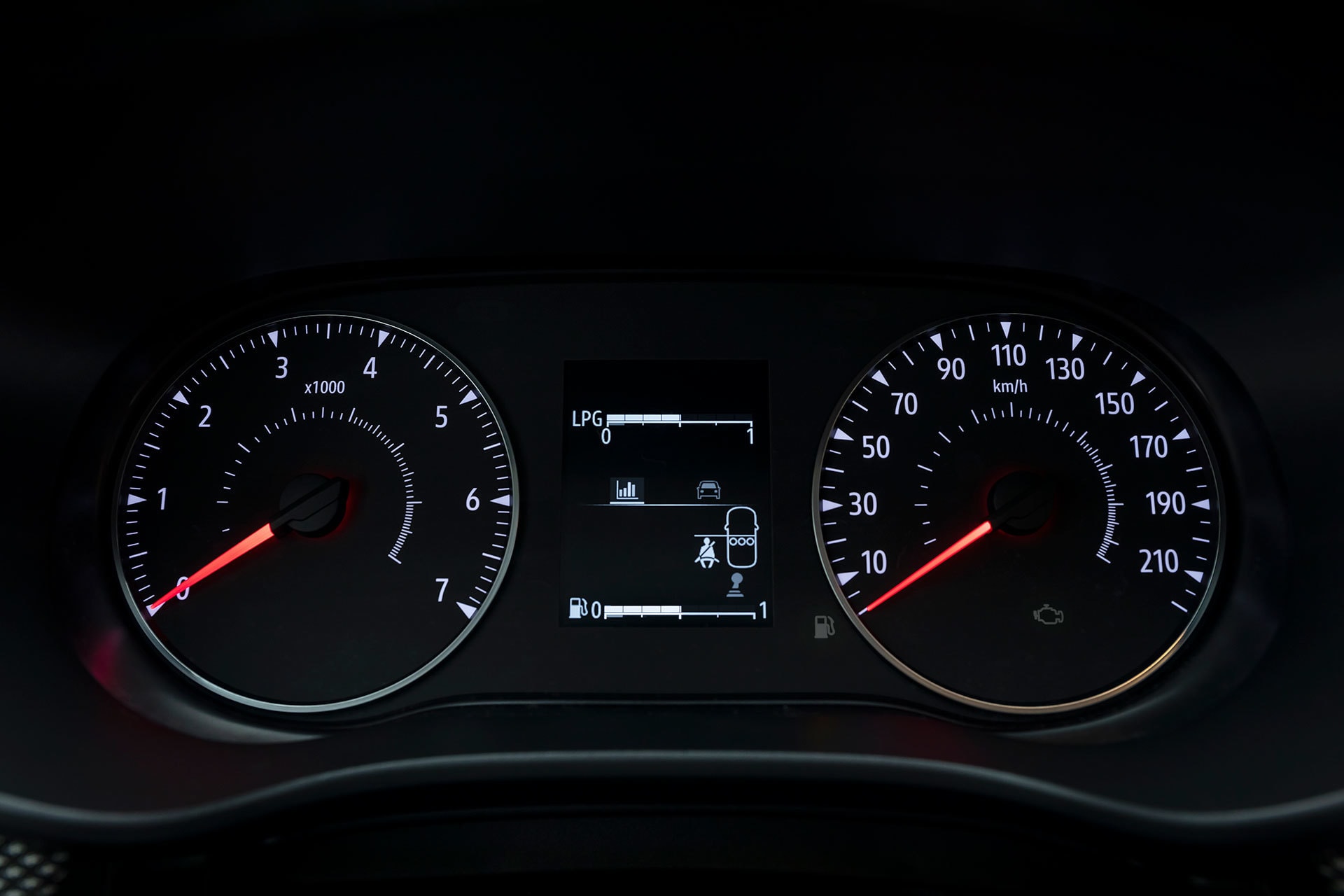 Instrumentación analógica del Sandero con pantalla digital central, clara y funcional.