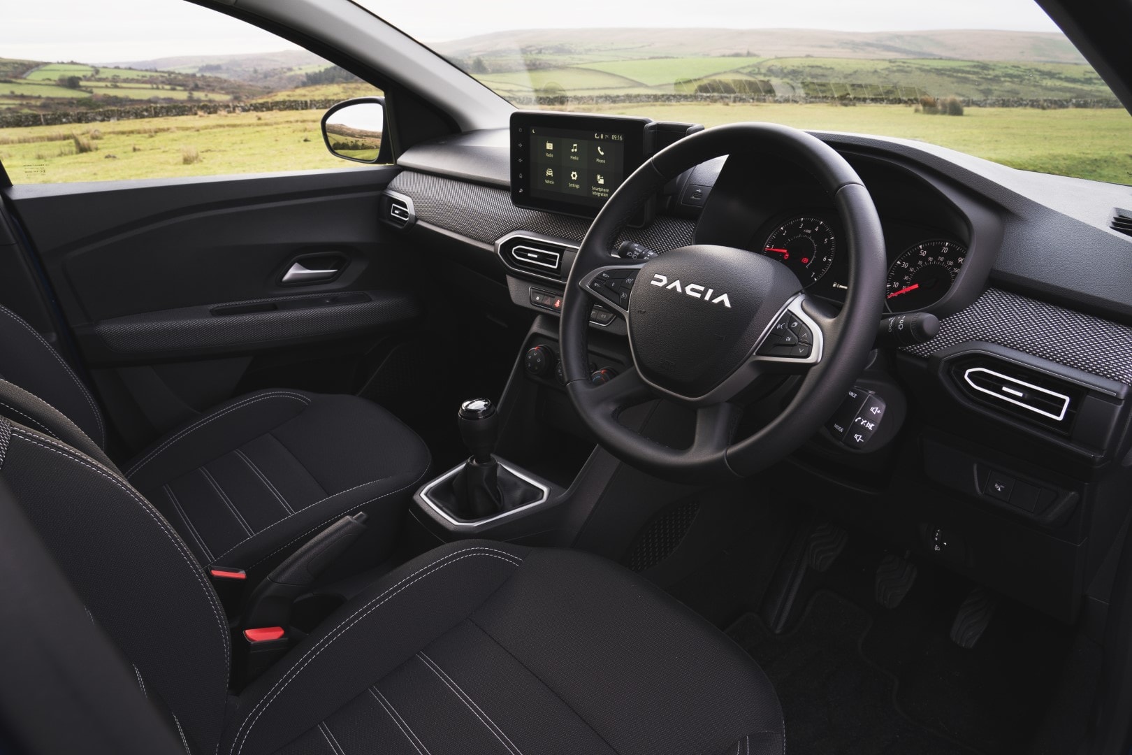 Imagen del habitáculo del Dacia Sandero, destacando acabados y espacio.