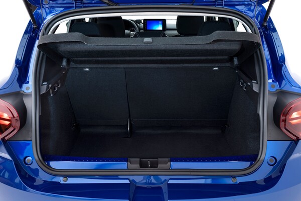 Amplia visual del maletero del Dacia Sandero, mostrando su capacidad. Amplia visual del maletero del Dacia Sandero, mostrando su capacidad.