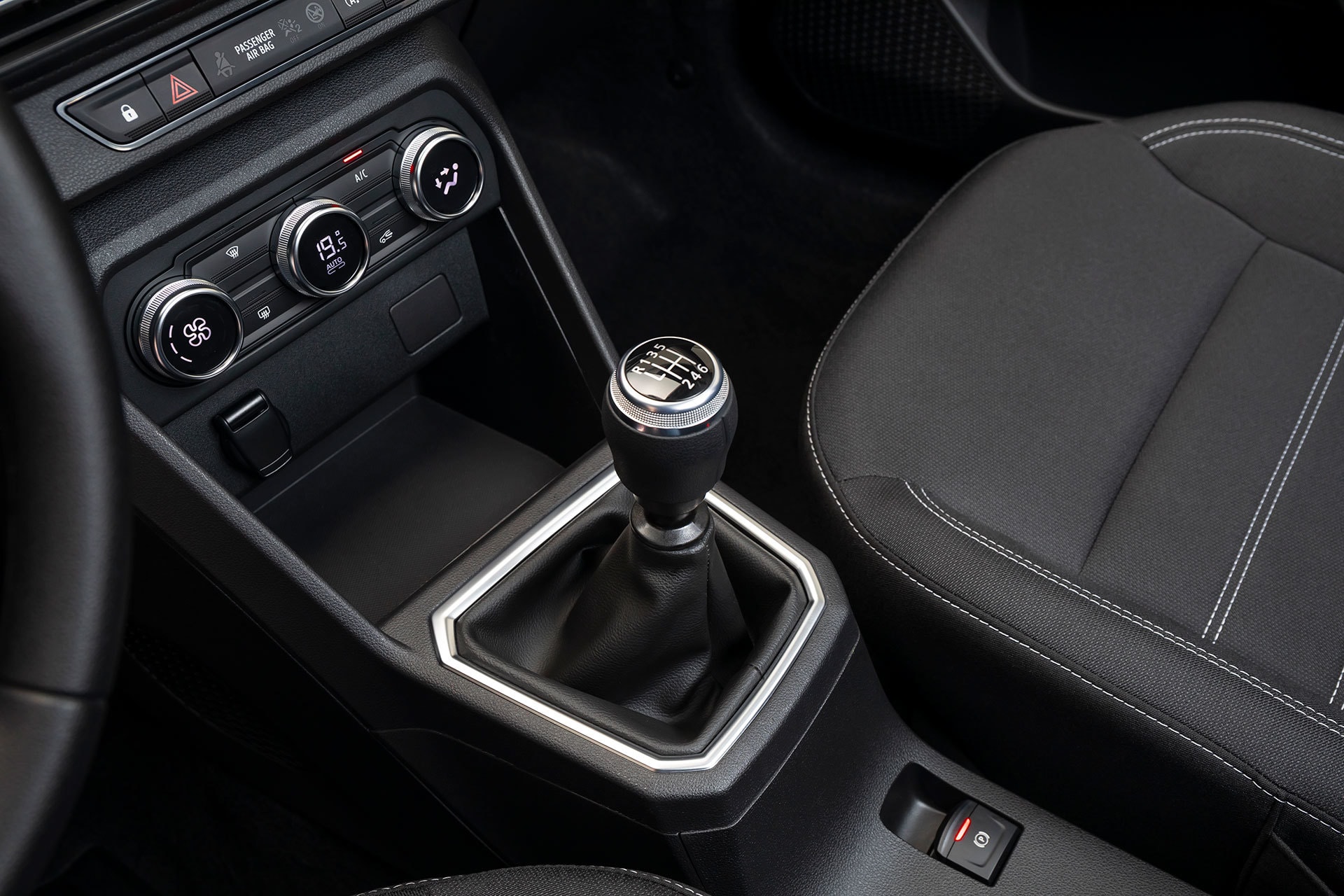 Close-up de la palanca de cambio manual y controles secundarios.