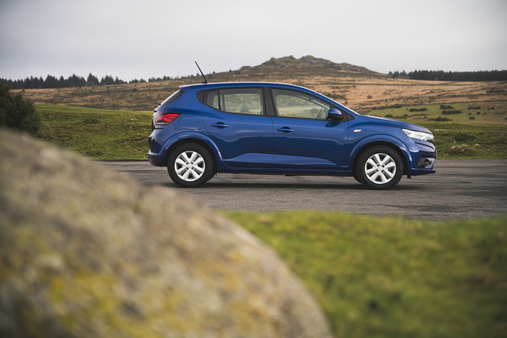 Perfil del Dacia Sandero evidenciando su diseño y proporciones laterales.