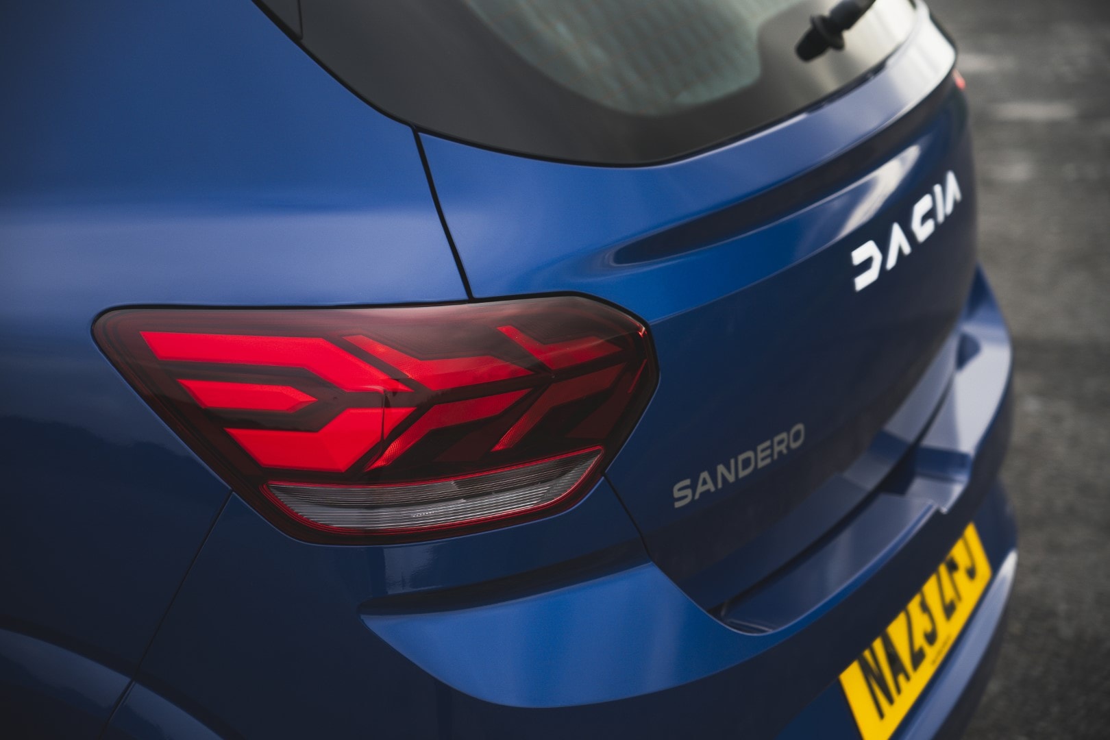 Close-up de la óptica trasera del Dacia Sandero, enfatizando su diseño.