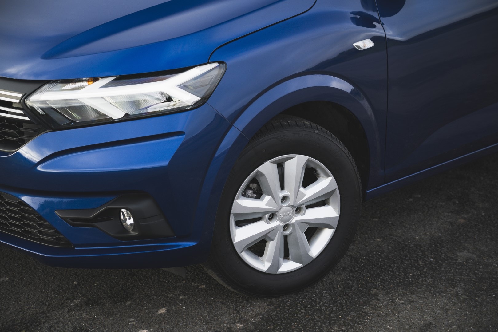 Vista detallada de la rueda delantera del Dacia Sandero.