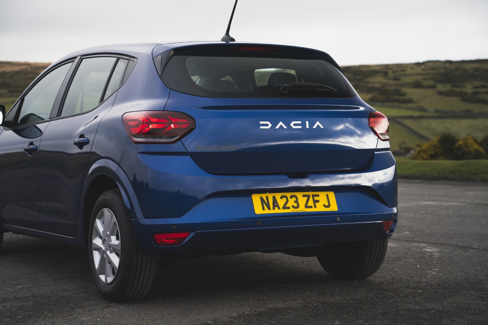 Perspectiva trasera del Dacia Sandero, destacando su diseño de cola.