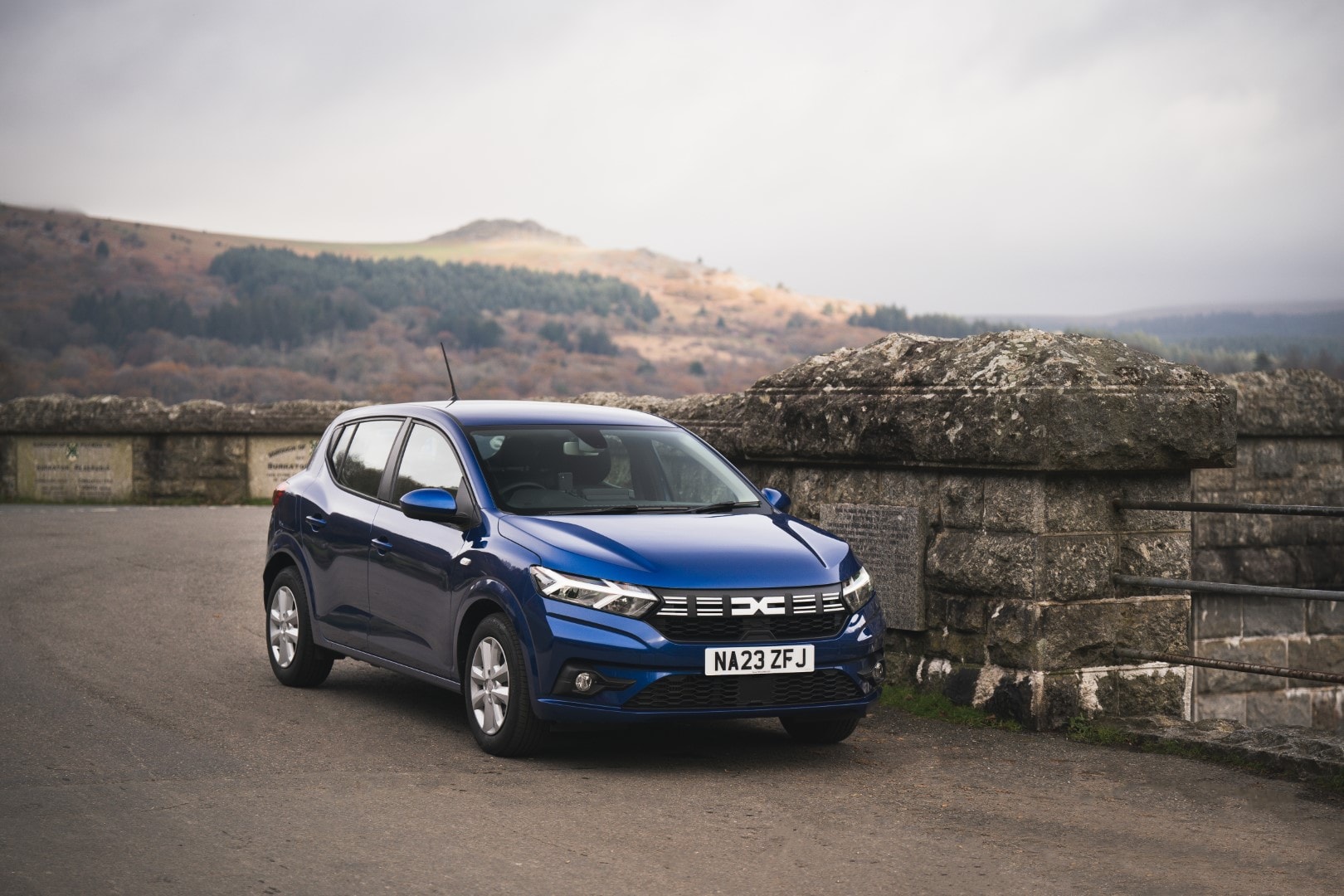 Vista delantera del vehículo aparcado mostrando diseño frontal