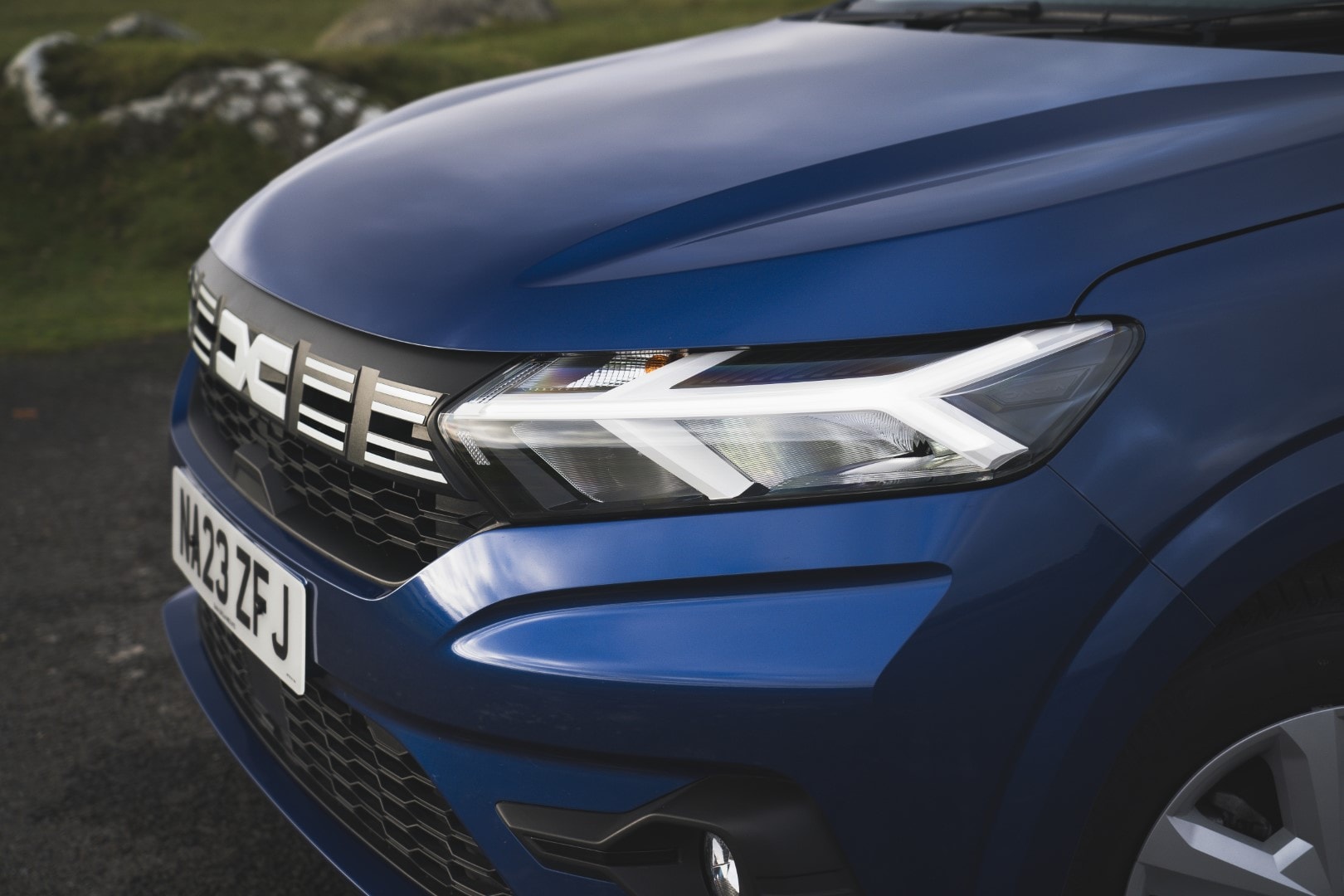 Tomada de cerca, enfoca la parrilla y los faros frontales del Sandero.