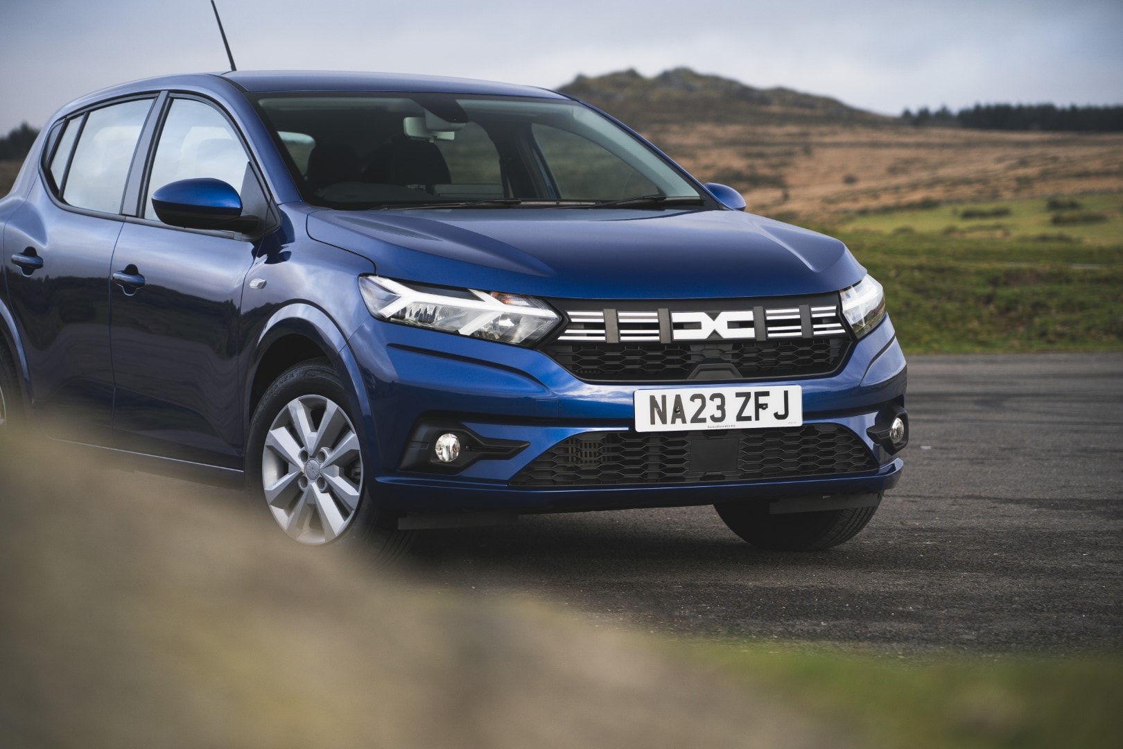 Vista frontal del Dacia Sandero revelando su parrilla y faros característicos.