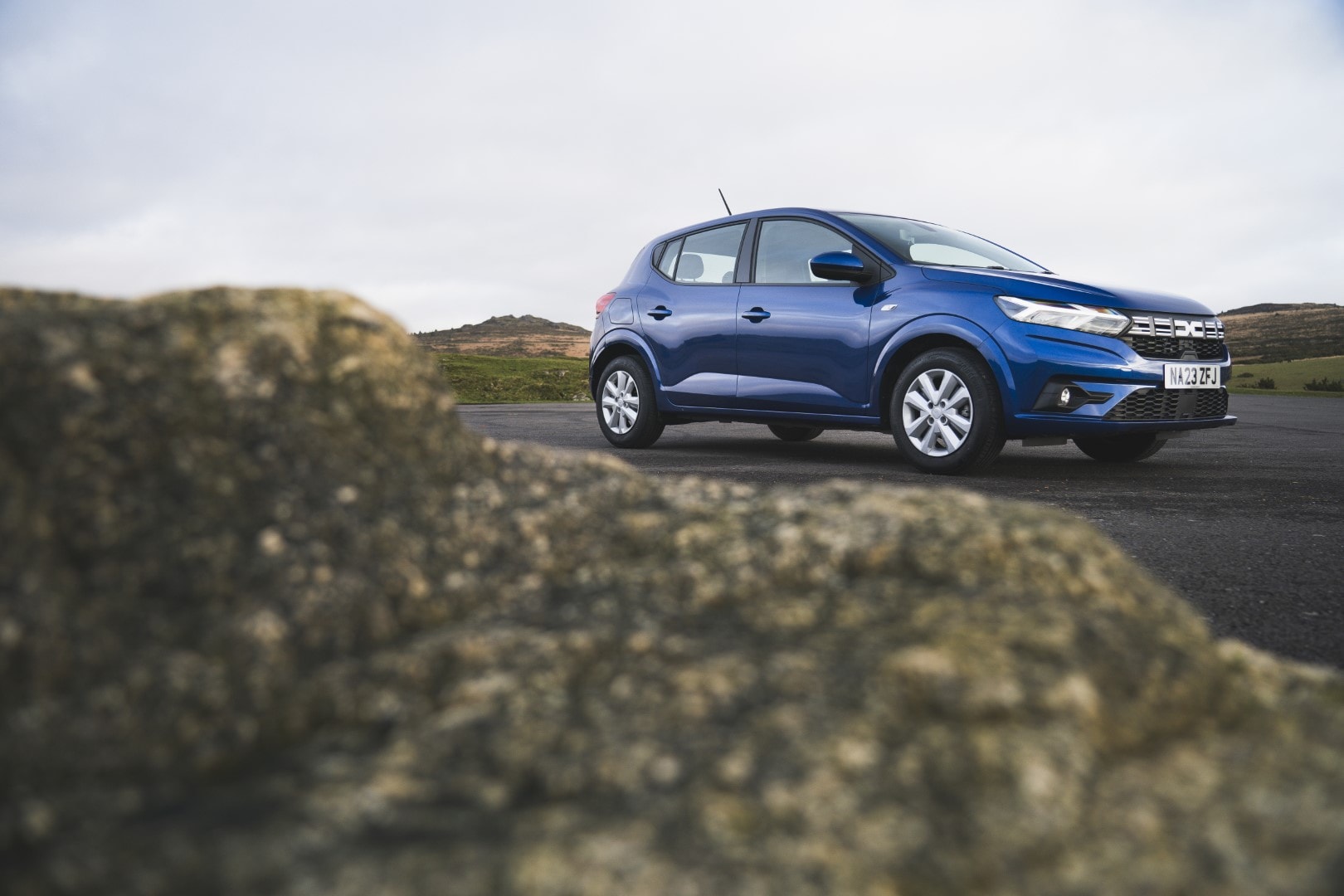 El Sandero capturado desde un ángulo lateral, muy integrado al entorno natural.