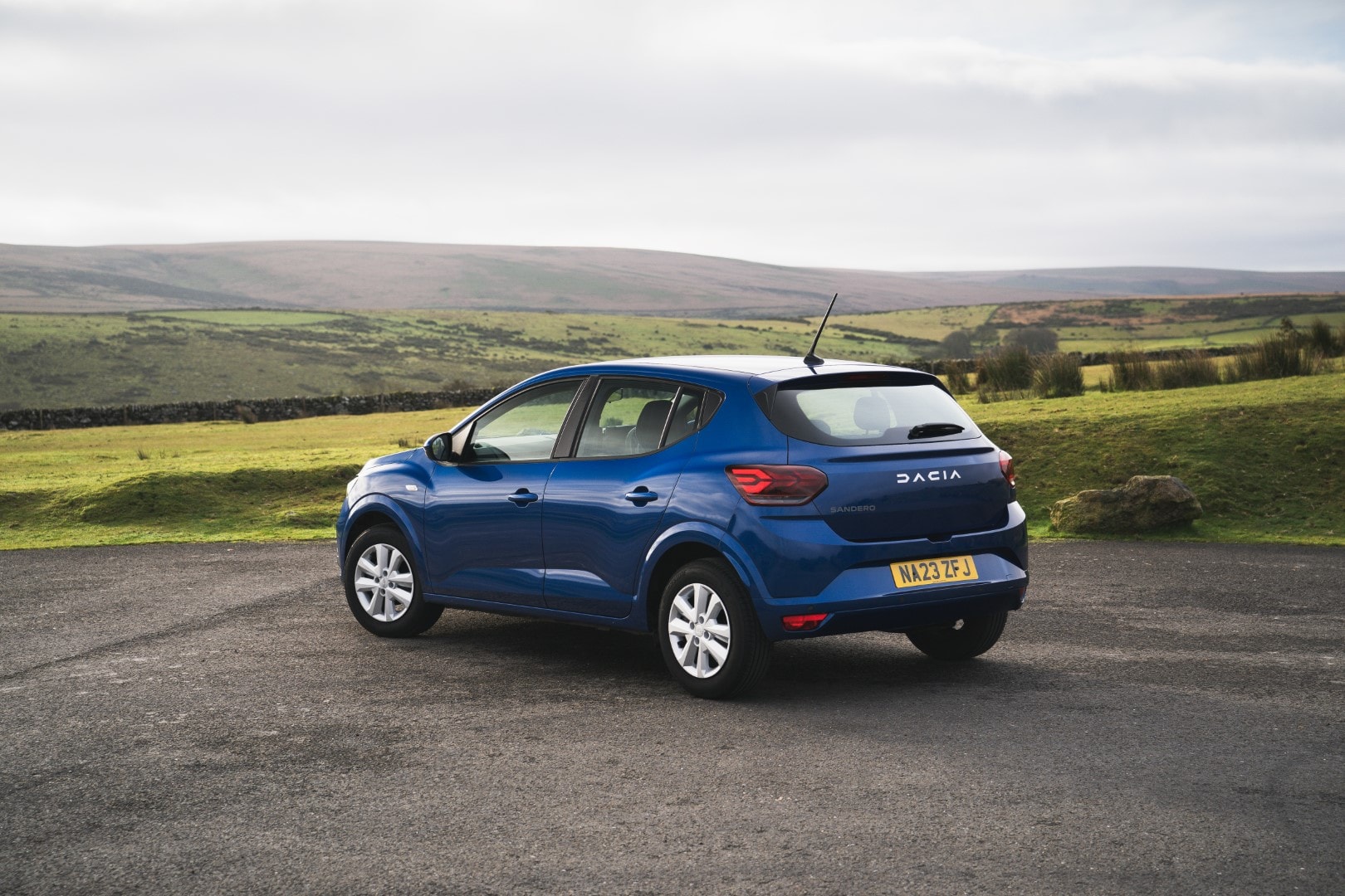 Vista completa de la parte trasera del Dacia Sandero