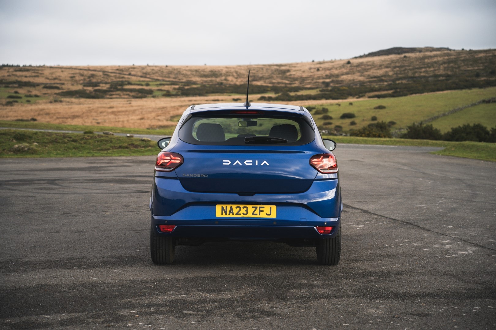 Imagen de la parte trasera del Sandero, mostrando su diseño y badging.