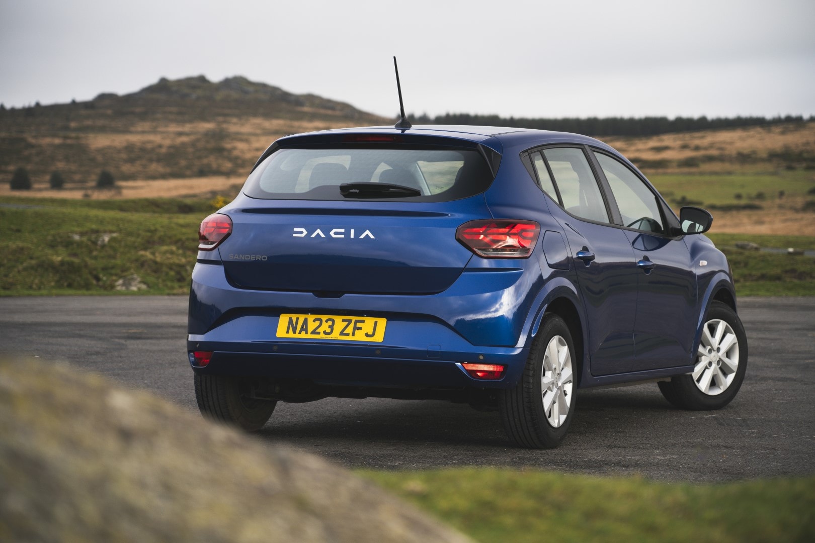 Vista trasera y lateral destacando diseño y dimensiones