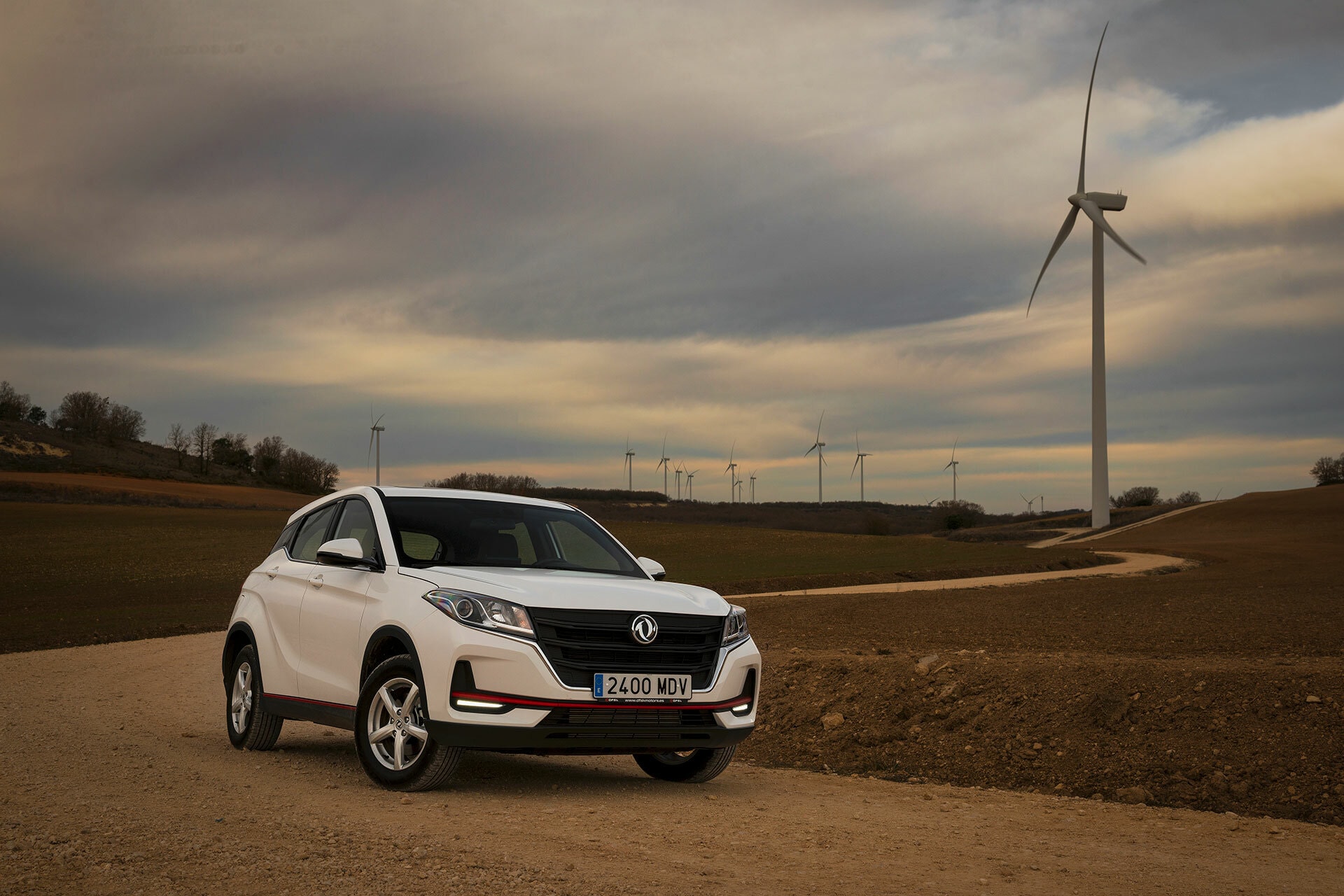 El DFSK 500 mostrando su presencia imponente ante un campo abierto.