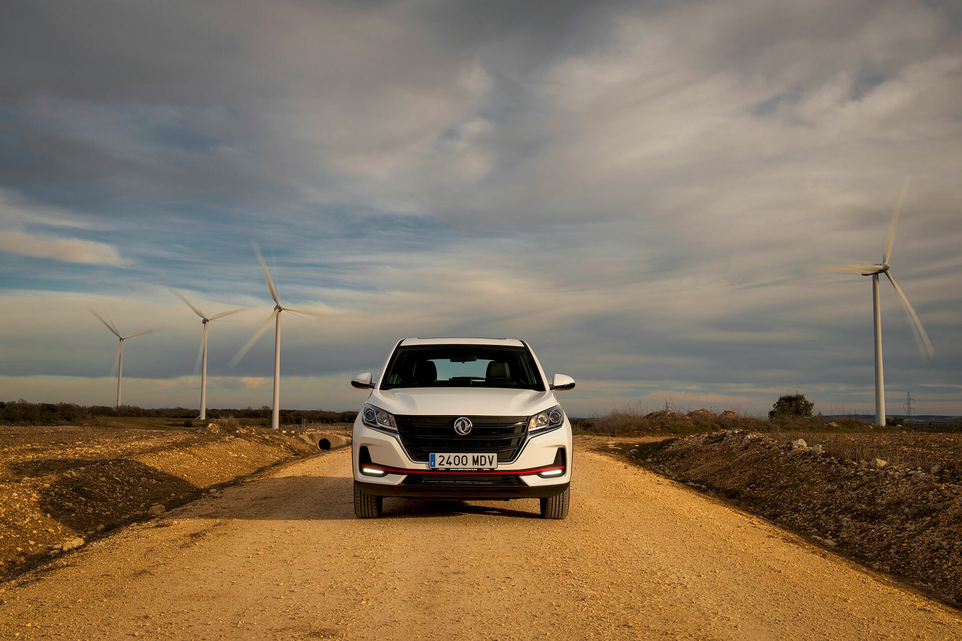 Frontal del DFSK 500 con molinos de viento de fondo, simbolizando la energía.