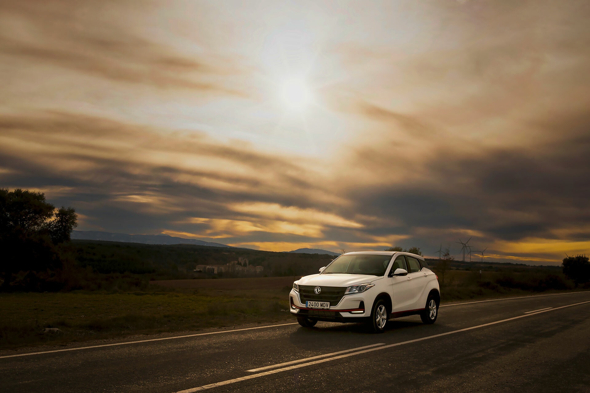 El DFSK 500 captura la esencia del atardecer en carretera.