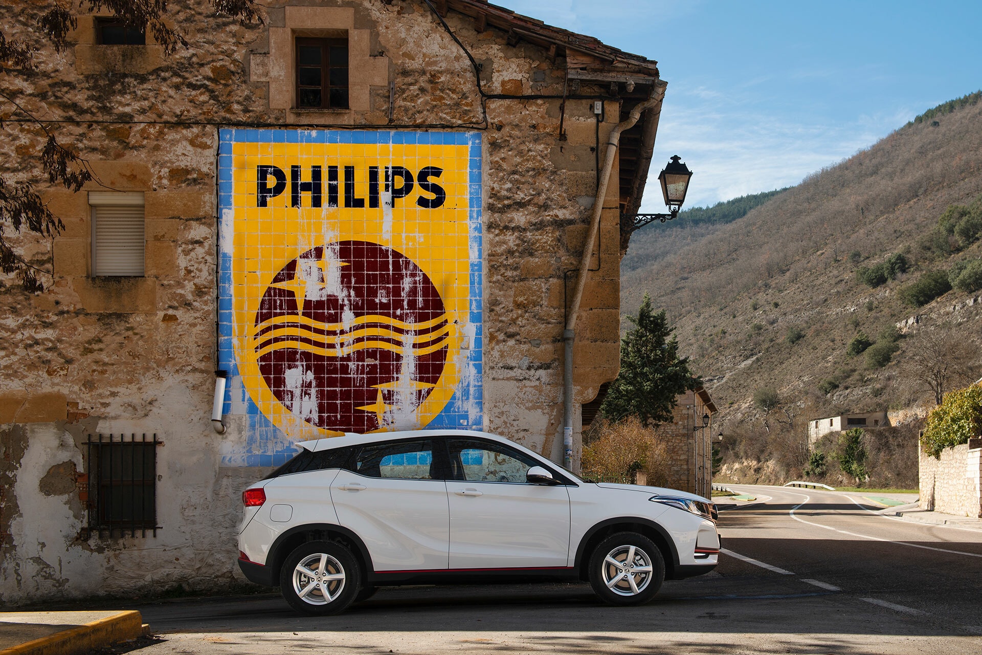 DFSK 500 en un escenario urbano, mostrando su diseño lateral.