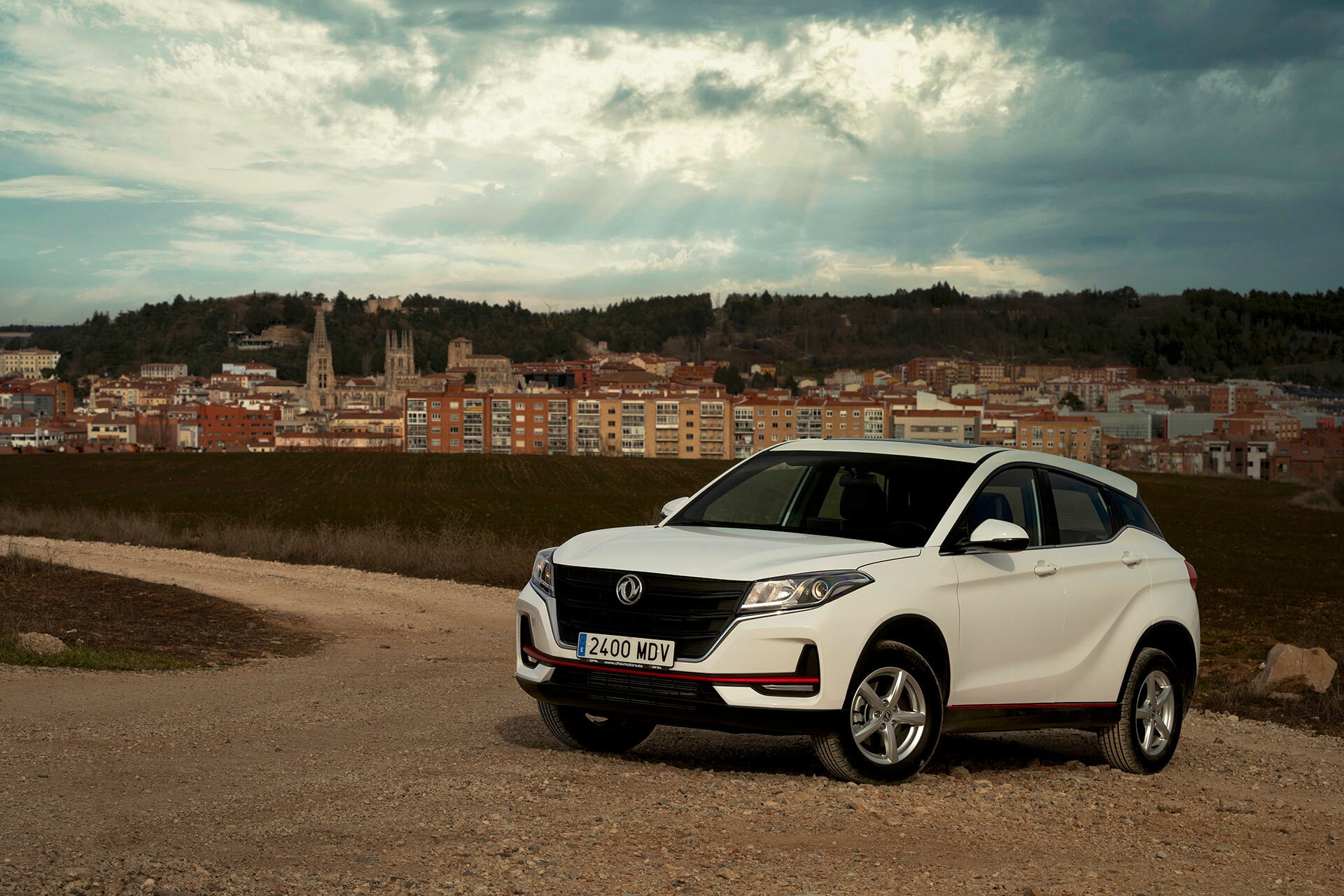 Imagen dinámica del DFSK 500 con el paisaje urbano al fondo.