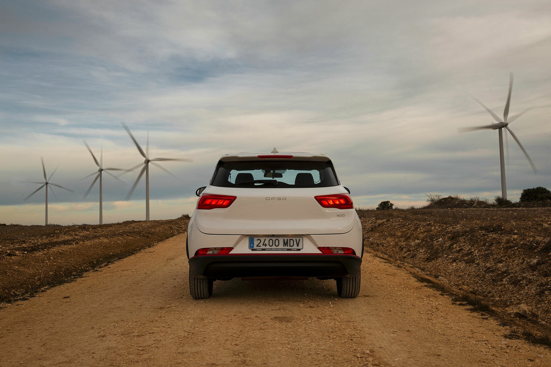 La trasera del DFSK 500 en un entorno de energía renovable.