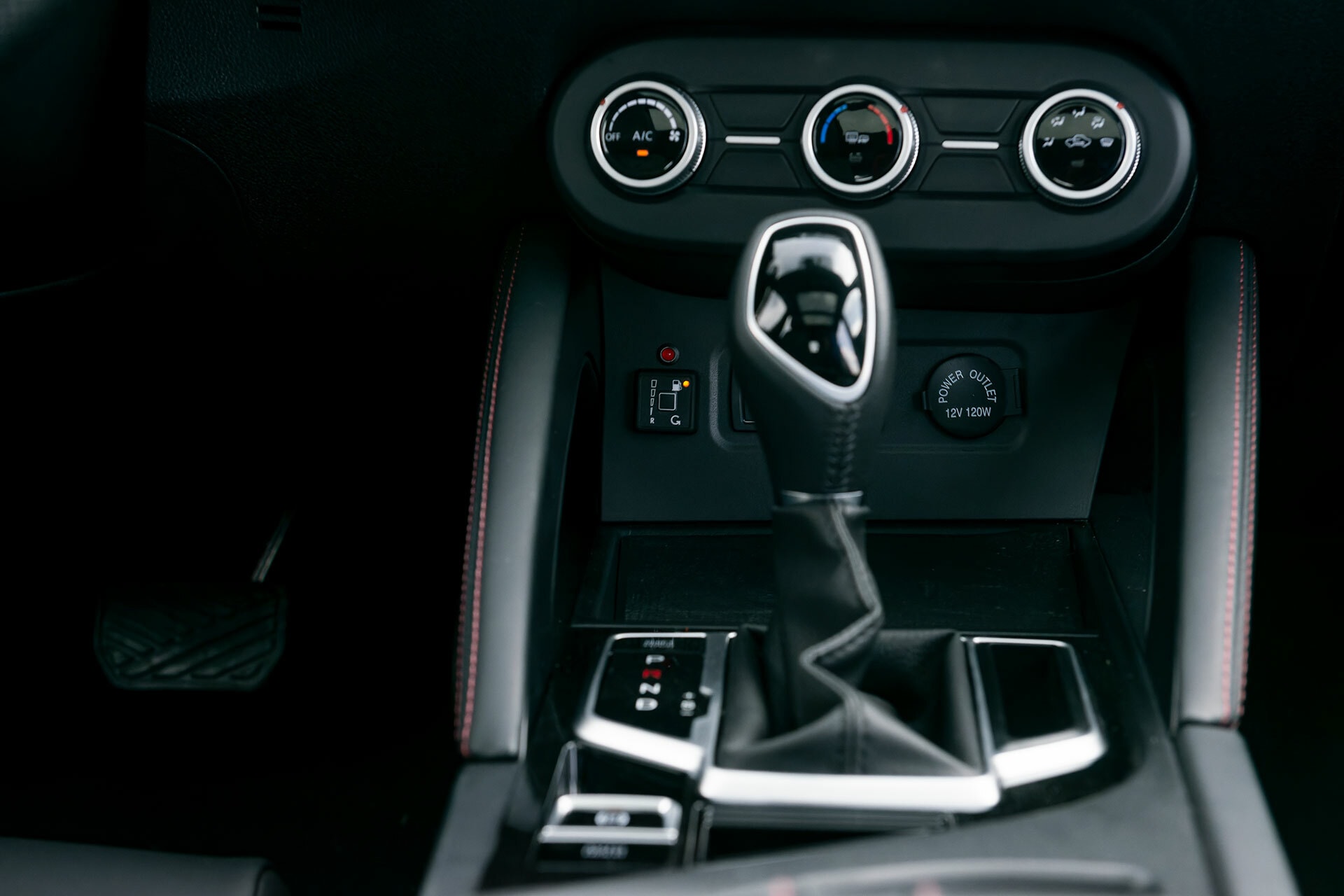 Detalle de la consola central y palanca de cambios del DFSK 500.