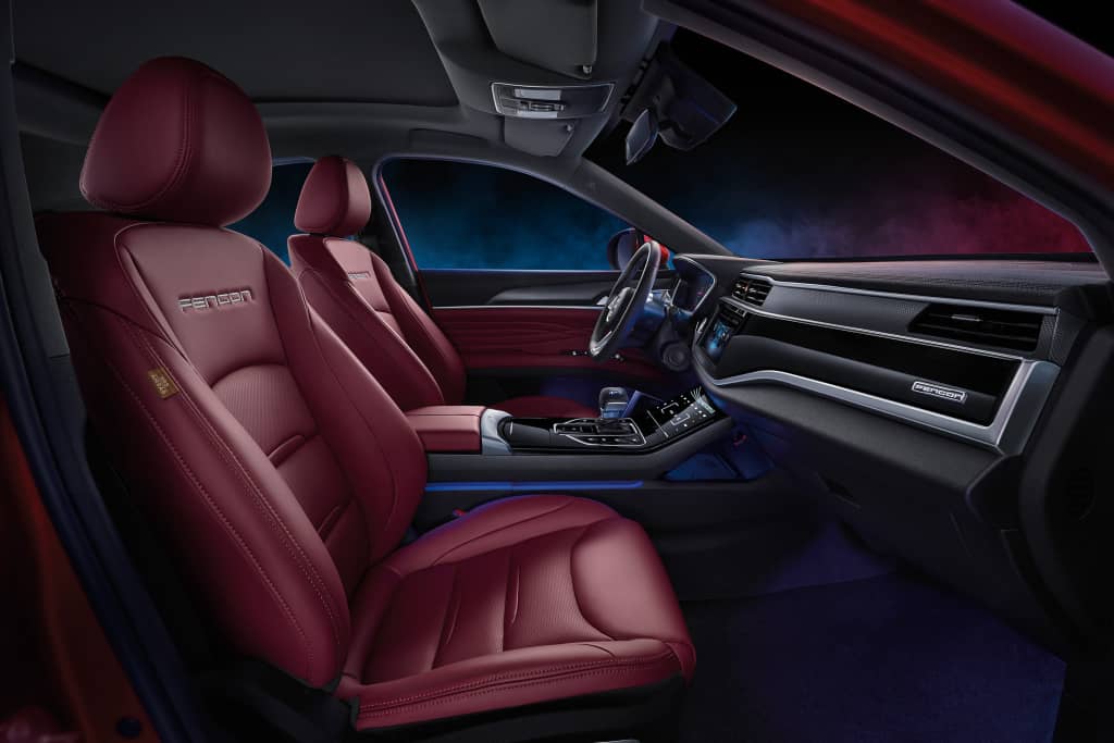 Asientos delanteros del DFSK F5 que demuestran su ergonomía y detalles de acabado de alta calidad.