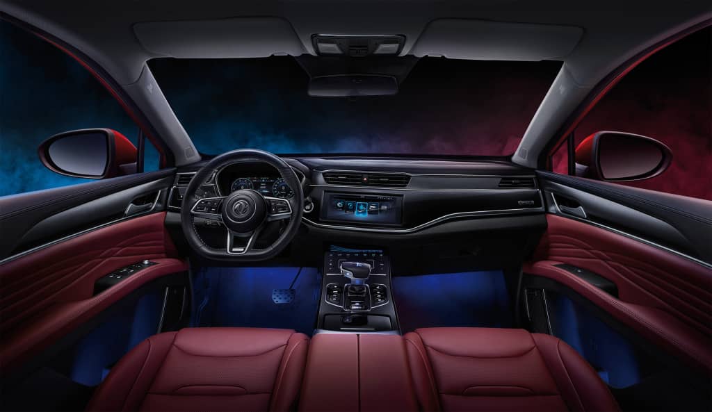 Vista completa de la cabina del DFSK F5, enfocando en la armonía entre tecnología y confort.