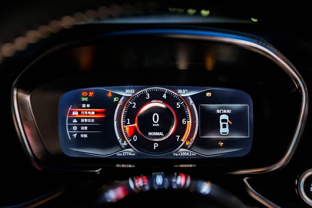 Imagen enfocada en el cuadro de instrumentos del DFSK F5, mostrando su modernidad y claridad.